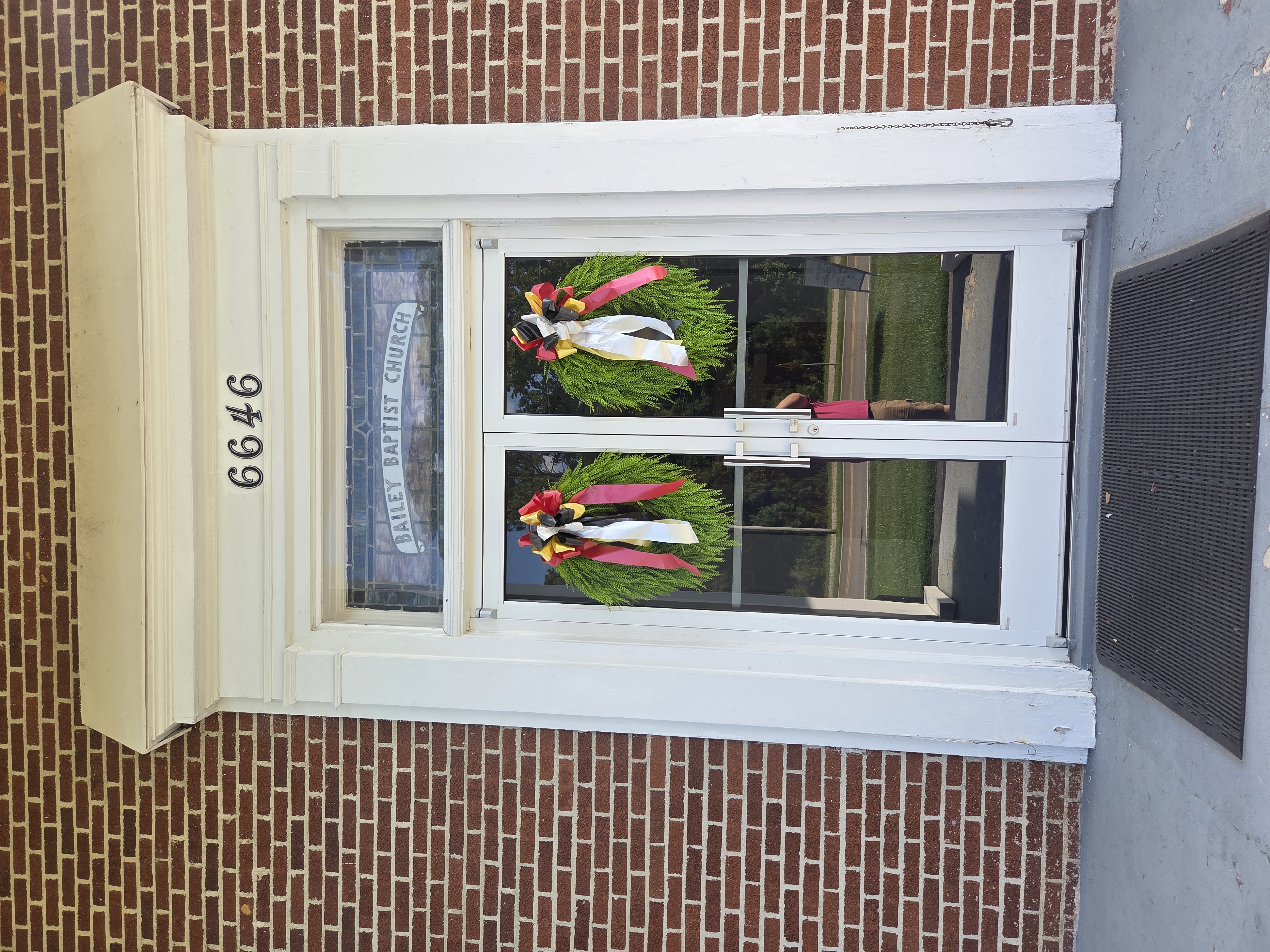 Las puertas principales en 6646 Deans Street