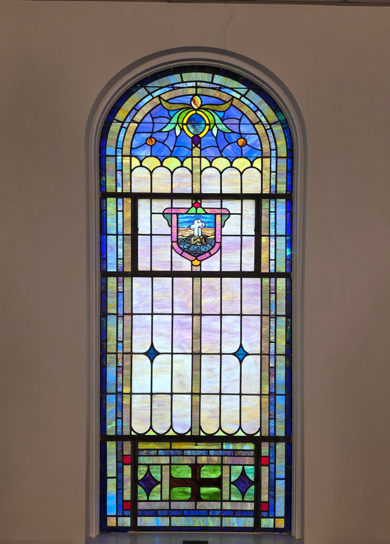 Vitral con la cruz en el santuario